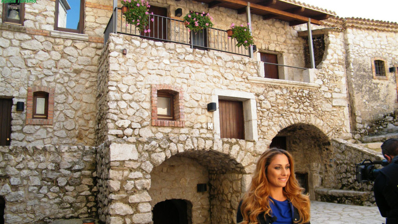 veronica-gatto-nel-borgo-di-castelvetere